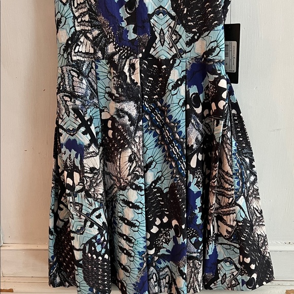 Guess By Marciano Zip Front Dress With Hidden Side Pockets. Gorgeous Pattern - Picture 5 of 9